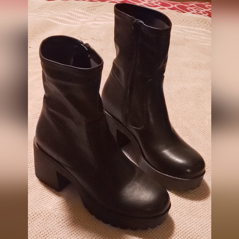 Women boots, black